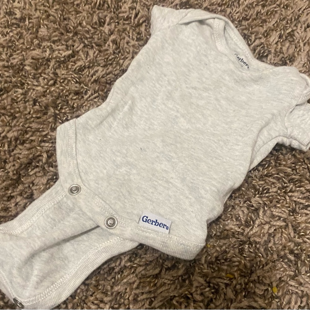 Gerber Gray Bodysuit Short Sleeves
T shirts
Shorts
Pajamas
No stains
Socks